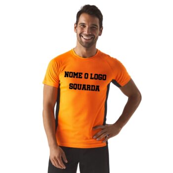 modello di fronte che indossa divisa da calcio arancione fluo personalizzata