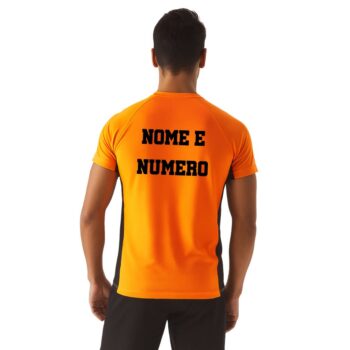 modello di spalle che indossa divisa da calcio arancione fluo personalizzata