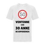 maglietta divertente personalizzabile bianca con cartello limite di velocità 50 e scritta "ventenne con 30 anni di esperienza"