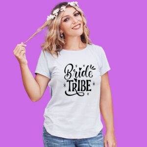 ragazza sorridente con corona di fiori con adosso una maglietta con scritto "bride tribe"