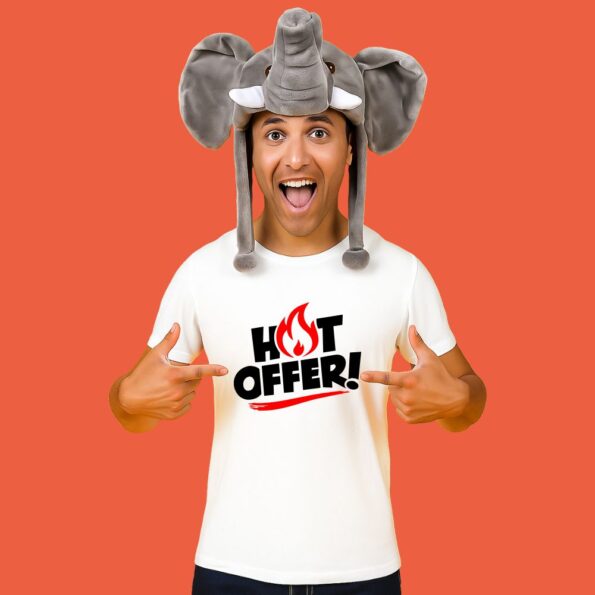 ragazzo felicissimo con cappello da elefante che indica la sua maglietta con scritto "hot offer!"