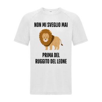 maglietta divertente bianca con disegno di un leone e scritta "non mi sveglio mai prima del ruggito del leone"
