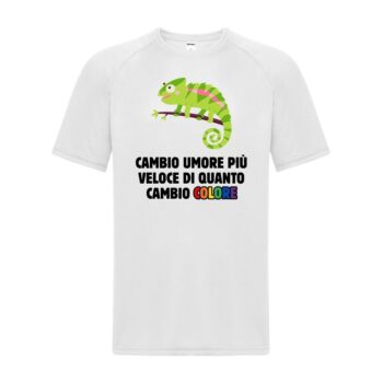 maglietta divertente bianca con disegno di un camaleonte e scritta "cambio umore più velocemente di quanto cambio colore (scritto arcobaleno)"