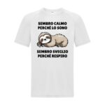 maglietta divertente bianca con disegno di un bradipo e scritta "sembro calmo perchè lo sono, sembro sveglio perchè respiro"