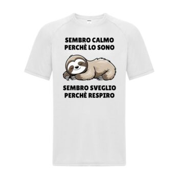 maglietta divertente bianca con disegno di un bradipo e scritta "sembro calmo perchè lo sono, sembro sveglio perchè respiro"