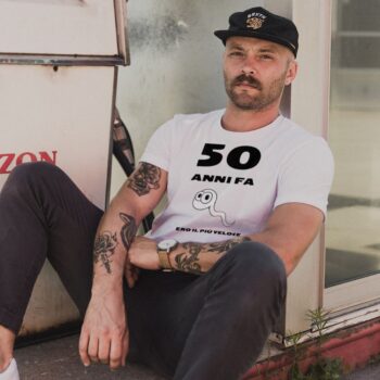 modello che indossa maglietta divertente personalizzabile bianca "anni fa ero il più veloce"