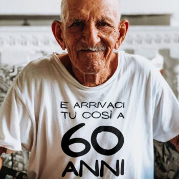 anziano che indossa maglietta divertente personalizzabile bianca "e arrivaci tu così a 60 anni"