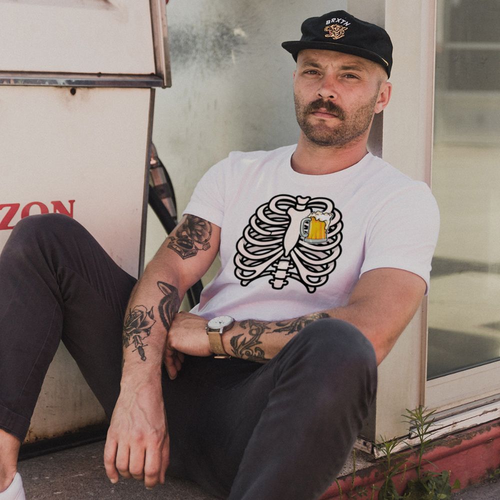 indossato-maglietta-bianca-divertente-cassa-toracica-cuore-di-birra