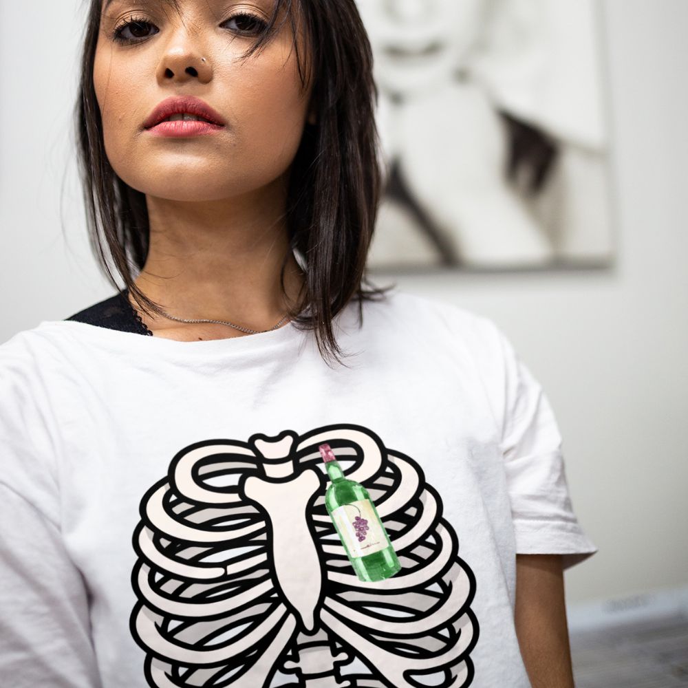 indossato-maglietta-bianca-divertente-cassa-toracica-cuore-di-vino