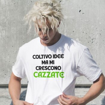 modello che indossa maglietta divertente bianca "coltivo idee ma mi crescono cazzate"