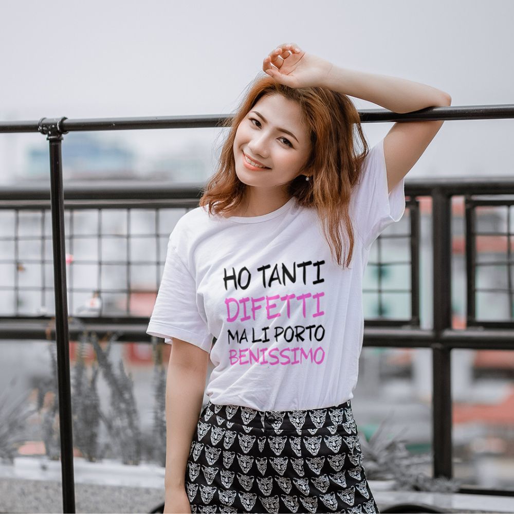 indossato-maglietta-bianca-divertente-ho-tanti-difetti-ma-li-porto-benissimo