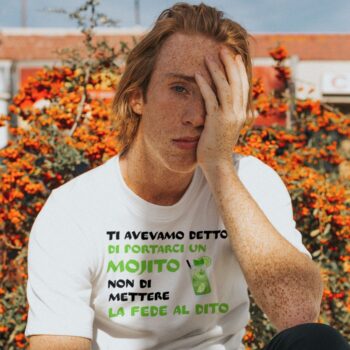 modello che indossa una t-shirt addio al celibato bianca "ti avevamo detto di prenderci un mojito, non di mettere la fede al dito"