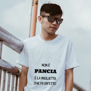 modello che indossa maglietta divertente bianca "non è pancia è la maglietta che fa difetto"