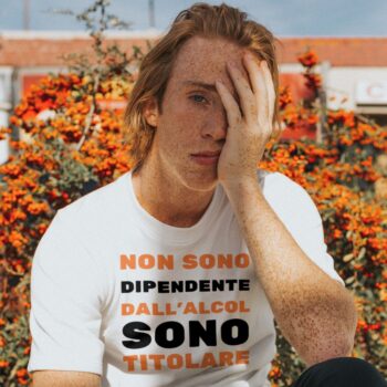 modello chei ndossa maglietta divertente bianca "non sono dipendente dall'alcol, sono titolare"