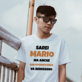 modello che indossa maglietta divertente personalizzabile bianca "sarei Mario ma anche sua magnificenza va benissimo"