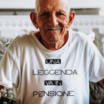 anziano che indossa maglietta divertente bianca "una leggenda va in pensione"