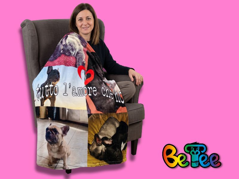 Coperte in pile personalizzate con foto, testi e dediche. Crea online il tuo plaid morbido e caldo con BeTee, perfetto anche come regalo originale.